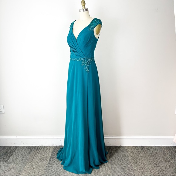 LAST CHANCE Cameron Blake • Beaded Cap Sleeve Ruched Bodice Dress • 14 - Picture 4 of 14